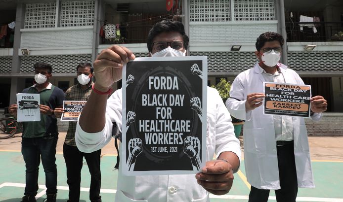 Dokters van het Safdarjung-ziekenhuis in New-Delhi protesteren tegen de goeroe.