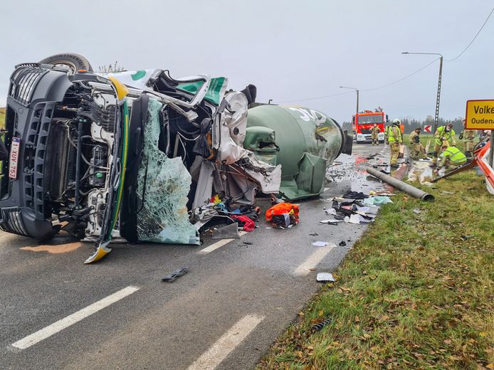 De brandweer snelde ter plaatse om de chauffeur van de betonmixer te bevrijden, maar de man is ter plaats overleden.