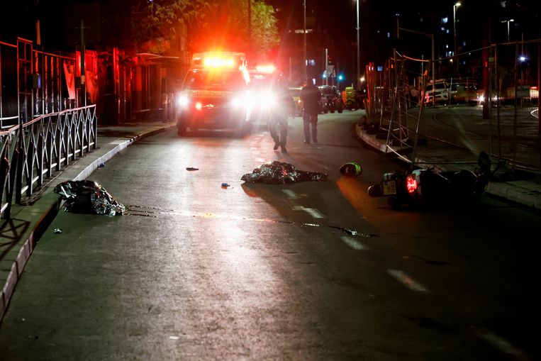 Slachtoffers liggen op de grond na de schietpartij in Jeruzalem. Beeld REUTERS