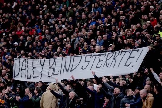 Ajax-supporters uiten hun steun aan Daley Blind.