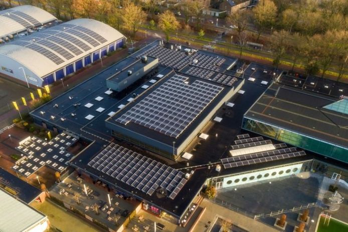 Het dak van het Eindhovense Ir. Ottenbad heeft ook zonnepanelen gekregen.