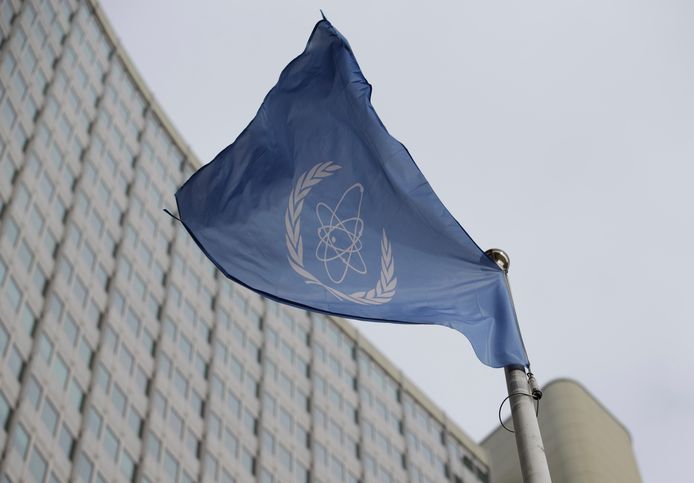 De vlag van de Internationale Organisatie voor Atoomenergie wappert voor het hoofdkantoor tijdens een vergadering van de Raad van Beheer van de IAEA in Wenen, Oostenrijk.