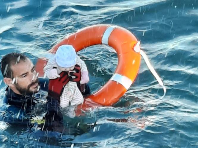 “Hij voelde ijskoud aan”: pakkend beeld van Spaanse duiker die vluchtelingenbaby uit Middellandse Zee redt gaat viraal