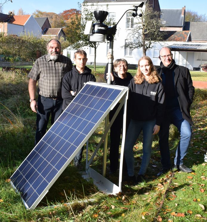 Het weerstation werd net in werking gesteld. Burgemeester is getuige