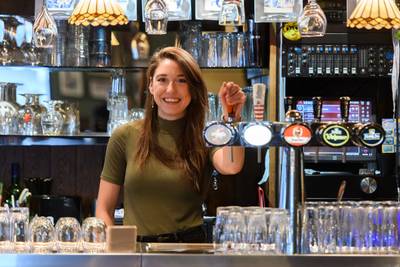 Madese ‘gup’ werd succesvol kroegeigenaar, nu is Melanie (29) toe aan de volgende stap