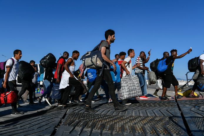 Vluchtelingen en migranten aan een ferry op Lesbos vandaag, op weg naar kampen op het vasteland.