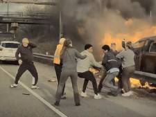VIDEO | Dashcam legt vast hoe omstanders in VS man uit brandende auto redden