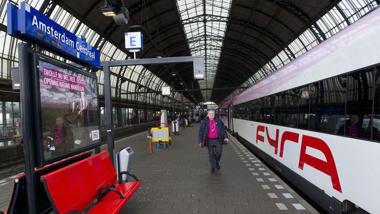 Een conducteur passeert de Fyra op Amsterdam CS. Beeld ANP
