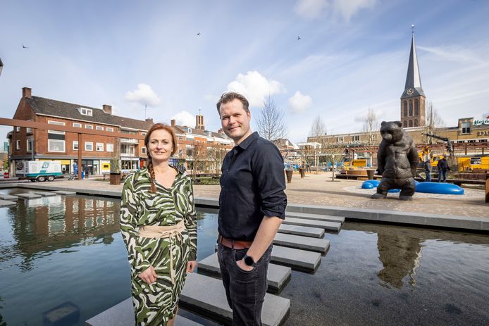Monique Otto en Jim Korf van Hengelo Promotie op het vernieuwde plein. „Wij hebben nagedacht over het concept maar het zijn de verenigingen en evenementenorganisaties die hier het programma neerzetten.”
