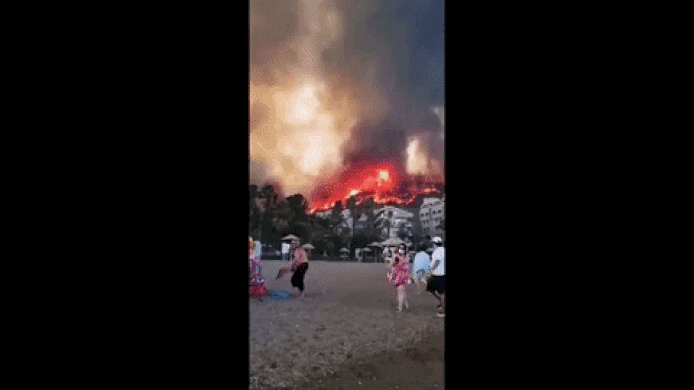 Plage de Marmaris en Turquie. L'un des 13 incendies qui font rage en Turquie.