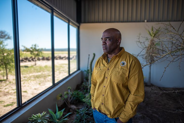 Andro Vos, CEO van de Wildlife Forensic Academy: 'Onze studenten moeten ervaren hoe het er in de praktijk aan toegaat. Daarom zetten we zo veel mogelijk in scène.' Beeld  Tommy Trenchard