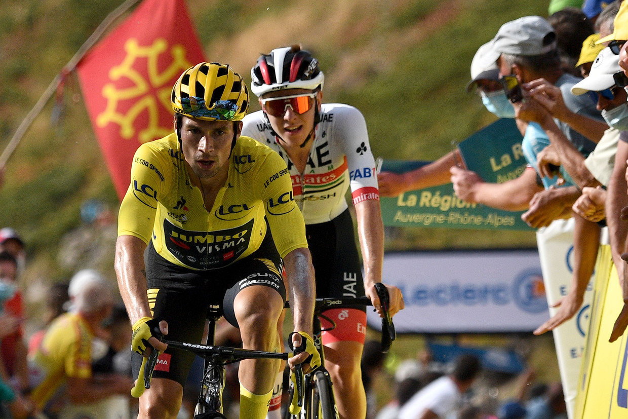 Leider Primoz Roglic en Tadej Pogacar komen als besten van de favorieten boven op de Puy Mary. Beeld AFP