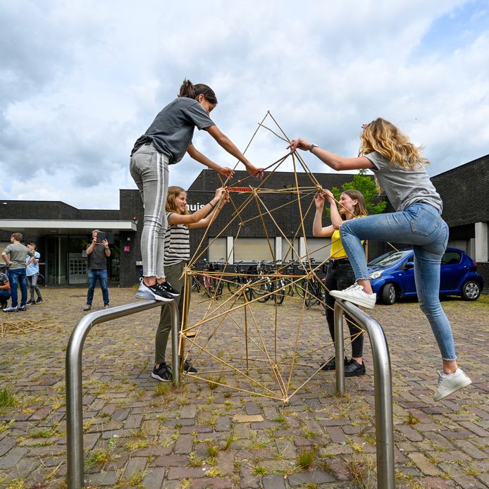 Leerlingen van van het Norbertuscollege, Gertrudiscollege en Jan Tinbergen College zijn druk met bamboe toren bouwen bij Artisjok festival bij  De Suite in Roosendaal. Foto: Pix4Profs/Peter Braakmann