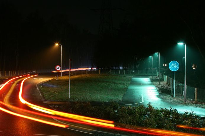 In Ermelo is het verschil tussen traditionele verlichting (links) en nieuwe led-verlichting goed te zien.