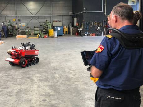 Brandweer IJsselland heeft nu ook blusrobot: dit apparaat kan overal naar binnen