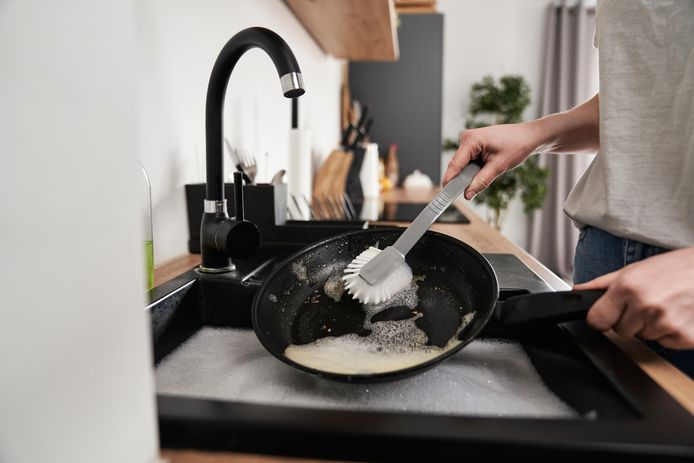 Was een pan bij voorkeur met de hand af, want de afwasmachine is best agressief.