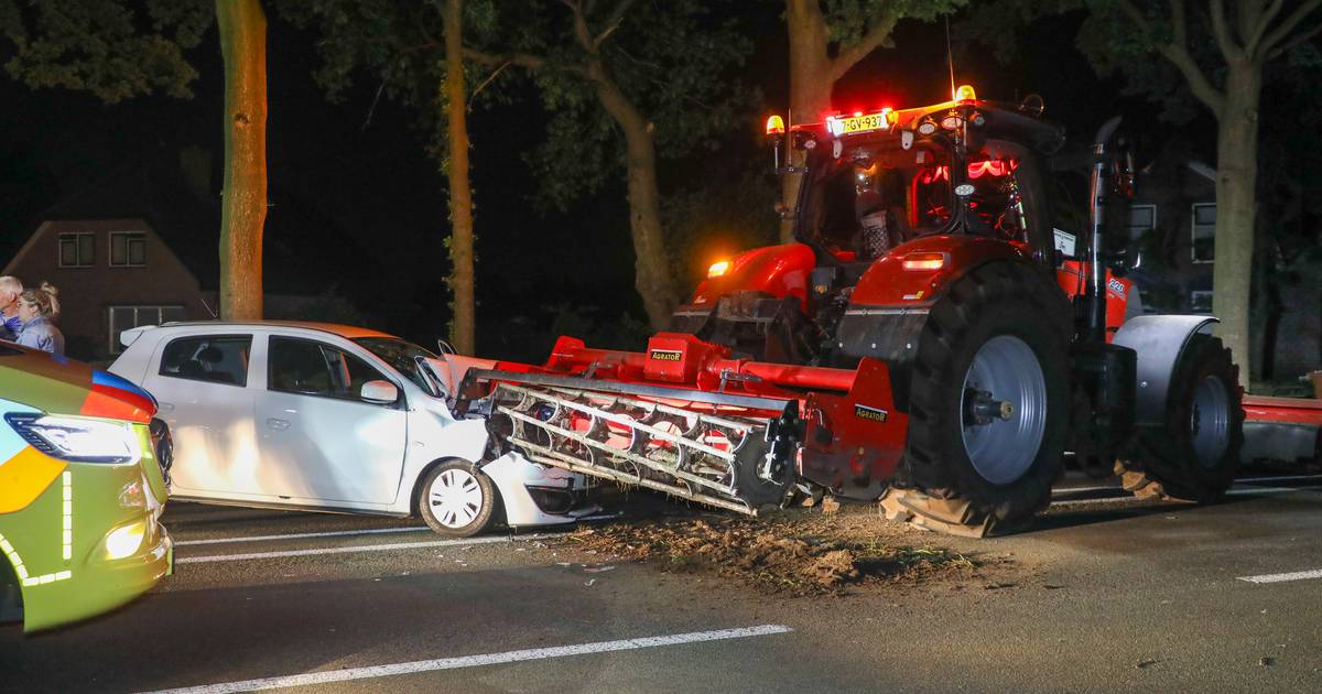Gewonde na botsing auto en trekker op Renswoudseweg in Ederveen