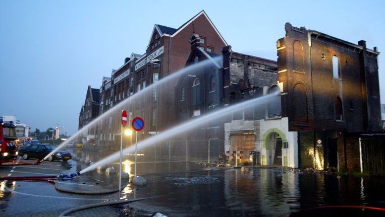 Een gebouw in Vlaardingen met op de eerste verdieping een Turks gebedshuis nadat het in vlammen opging.(Archief 2006) ©ANP Beeld 