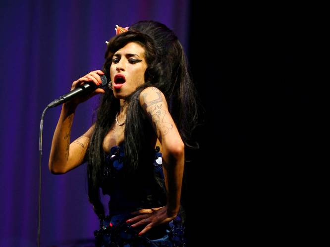 Vrienden niet blij met verkoop van met bloed besmeurde ballerina's van Amy Winehouse: “Dit is respectloos”