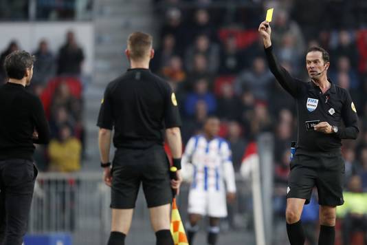 Mark van Bommel kreeg wegens aanmerkingen geel van scheidsrechter Bas Nijhuis.