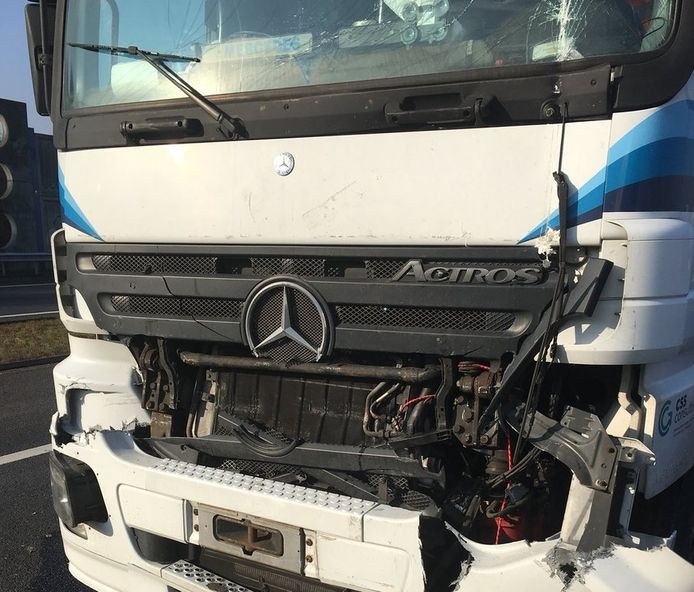 De cabine van de vrachtwagen is zwaar beschadigd.