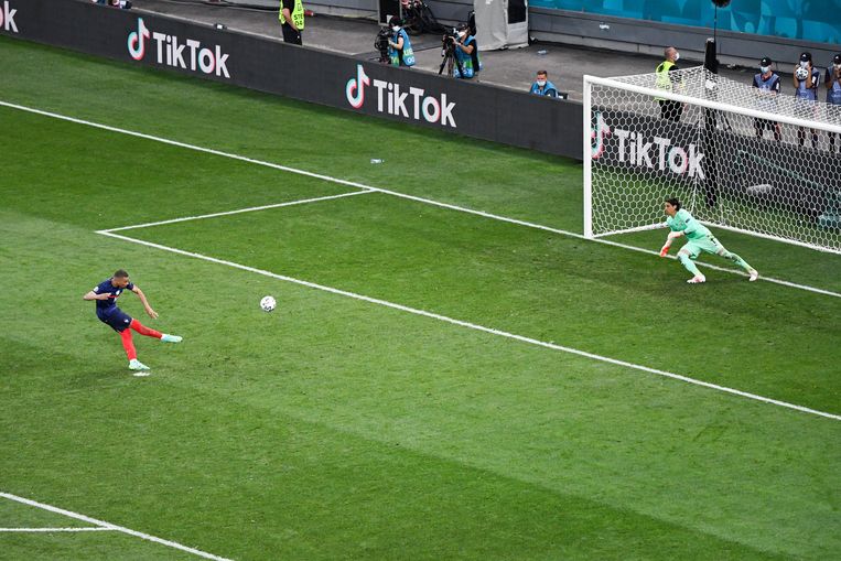 Kylian Mbappé mist zijn strafschop tegen Zwitserland, waardoor Frankrijk het EK moest verlaten. Beeld Photo News