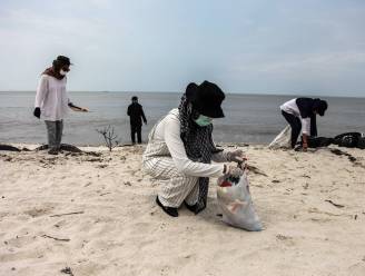 Tienduizenden Indonesiërs verzamelen honderden tonnen afval op stranden