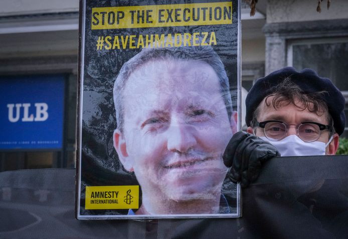 Een foto van Ahmadreza Djalali bij een protestactie aan de Iraanse ambassade in Brussel.