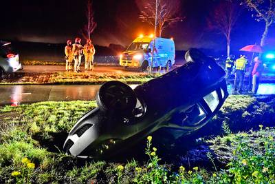 Bestuurder verliest macht over het stuur en belandt met zijn auto ondersteboven in de sloot in Hooge
