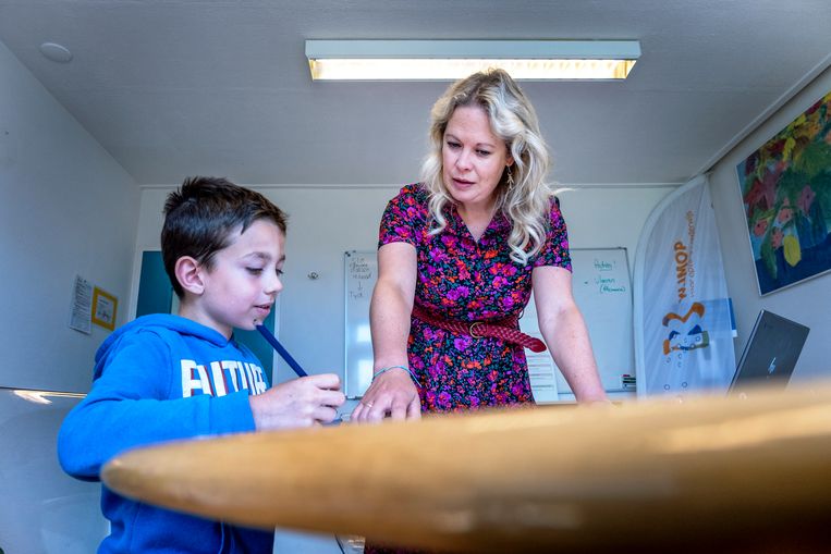 Intern begeleider Marjolein Roozendaal aan het werk met een kind op basisschool de KlimOp in het Noord-Hollandse Zwaag. Beeld Raymond Rutting / de Volkskrant