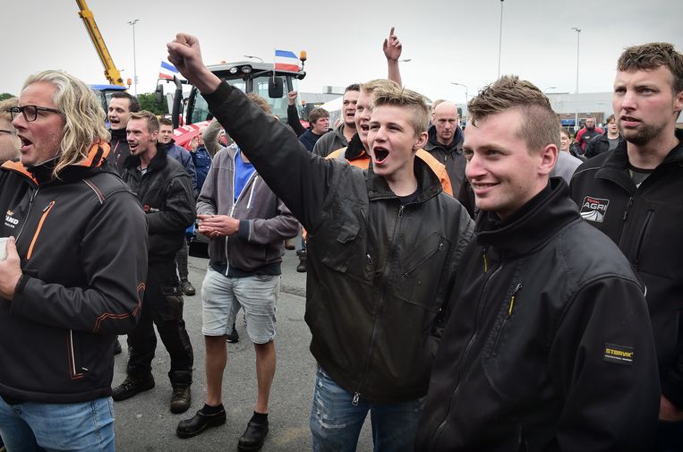 Boeren blokkeren vrijdag het distributiecentrum van Albert Heijn in Zwolle uit protest tegen de aangekondigde veevoermaatregel om de stikstofuitstoot te verminderen.  Beeld Marcel van den Bergh / De Volkskrant