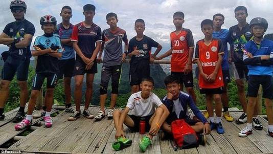 De 11-jarige Chanin Wiboonrungruang (tweede van links) is het jongste voetballertje dat vastzit in de grot.