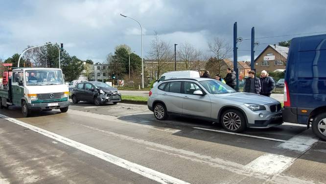 Drie voertuigen betrokken bij kettingbotsing aan Brico in Wondelgem