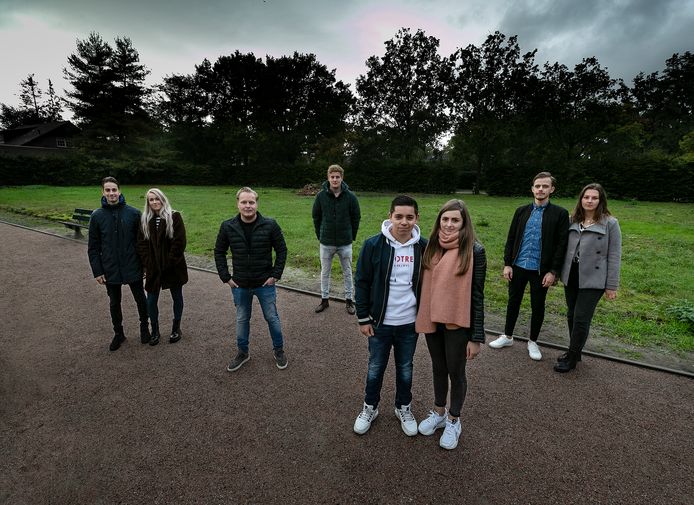Acht van de negen jongeren op de plek in Walsberg waar ze graag een startershuis willen bouwen.