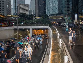 Betogers vormen mensenketting in Hongkong