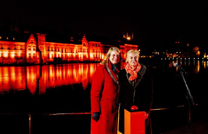 Minister Sigrid Kaag en burgemeester Pauline Krikke zetten vorig jaar het Binnenhof in het licht. Nu zijn er ook elders in het land volop verlichte gebouwen en objecten.