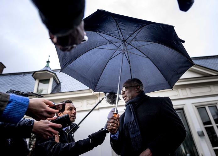 Johan Roozer van het Surinaamse Nationaal Comité Herdenking Slavernij  na afloop van het overleg met het kabinet over aanstaande slavernij-excuses in het Catshuis