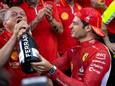 Ferrari-teambaas Fred Vasseur (l) viert feest met Carlos Sainz.
