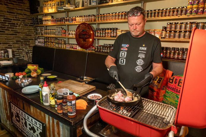 Remko Winkelaar bereidt de tacovulling.