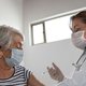 Déze Britse vrouw (90) heeft als eerste het vaccin van Pfizer gekregen