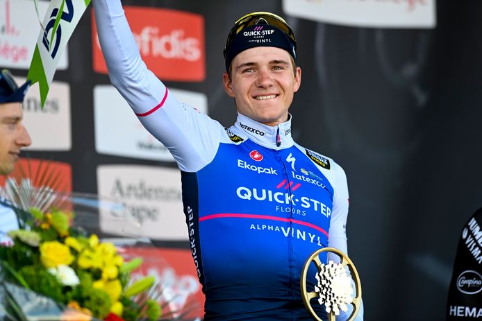 Remco Evenepoel op het podium van Luik-Bastenaken-Luik.