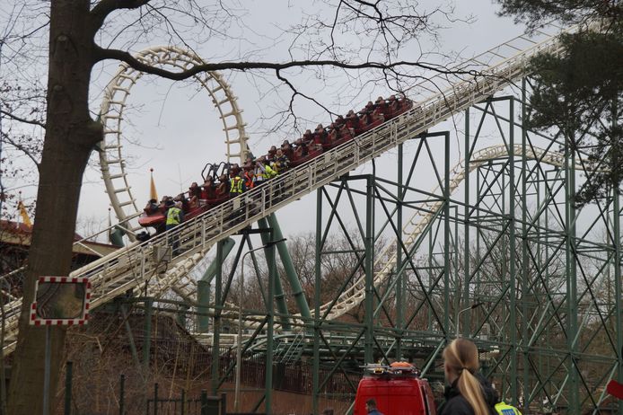 Een achtbaan in de Efteling staat stil.