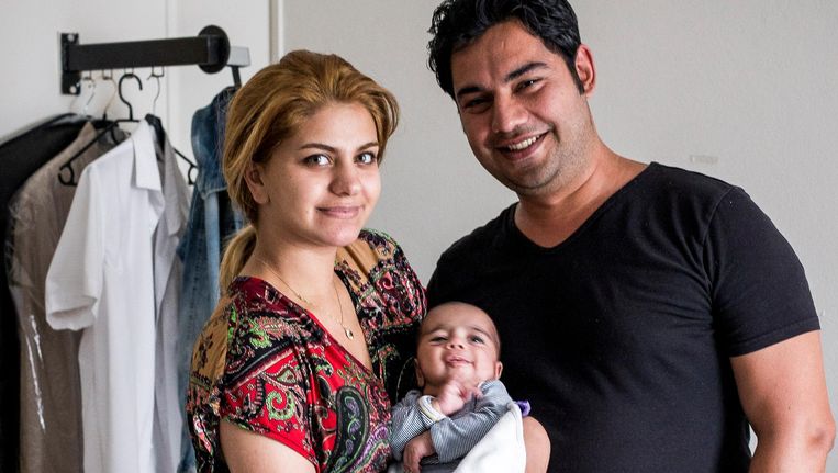 Hossein (35) en zijn vrouw Roja (21) en pasgeboren baby Sam (twee maanden): 'Het was in het begin wel een verrassing dat het een gevangenis was.' Beeld Rink Hof