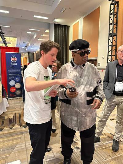 Stevie Wonder (72) test app voor blinden van drie Antwerpse vrienden uit in Californië: “‘Amazing’, zei hij”