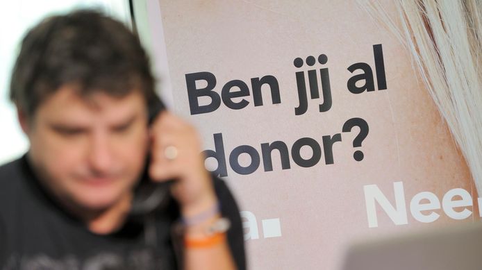 Acteur Frank Lammers aan de telefoon tijdens een wervingsactie voor orgaandonoren.