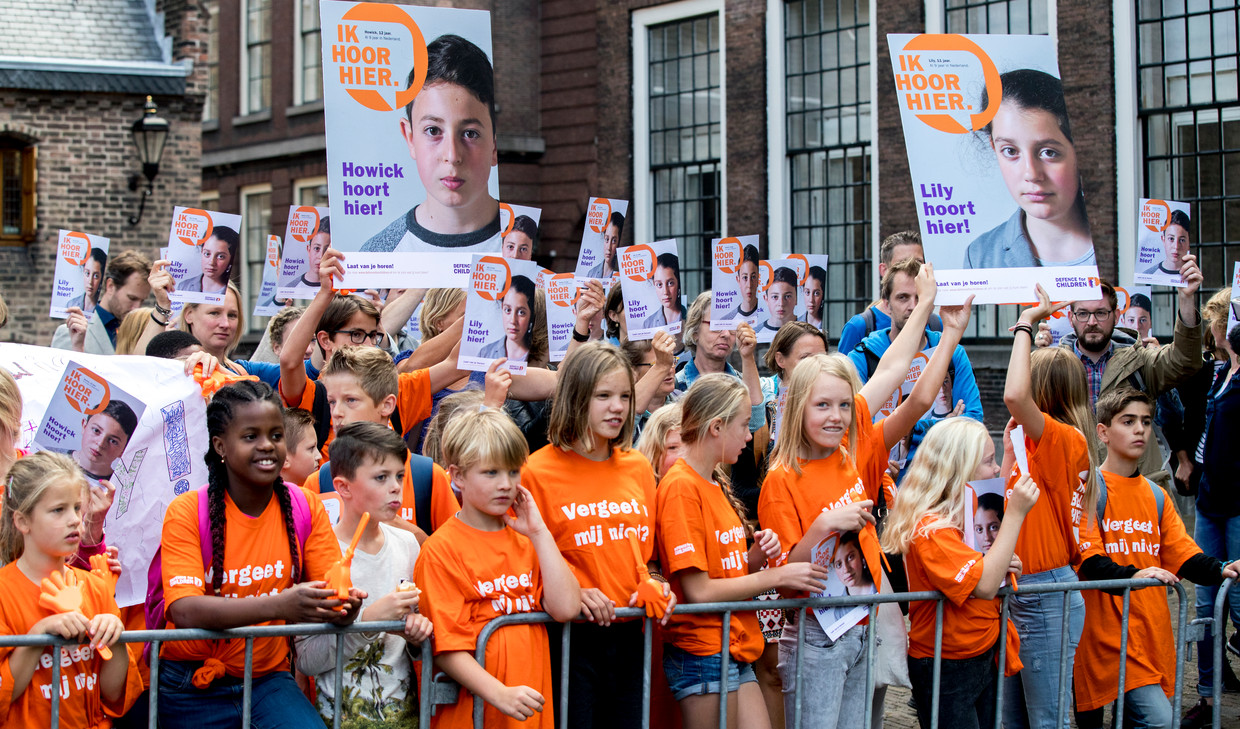 Klasgenoten van Howick en Lili demonstreren op het Binnenhof tegen hun uitzetting. Beeld ANP