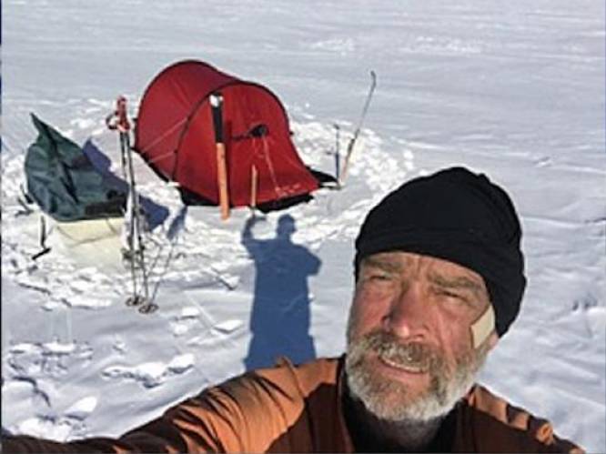 “Hij was erg van streek en weende veel”: vrouw van avonturier die stierf toen hij solo Antarctica overstak vertelt over hun allerlaatste telefoontjes