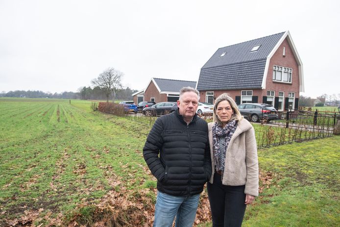 René en Gerdie Schrooten kunnen er niet over uit dat hun huis in de toekomst aan de linkerzijde en achterkant is ingesloten door rijen van zonnepanelen.