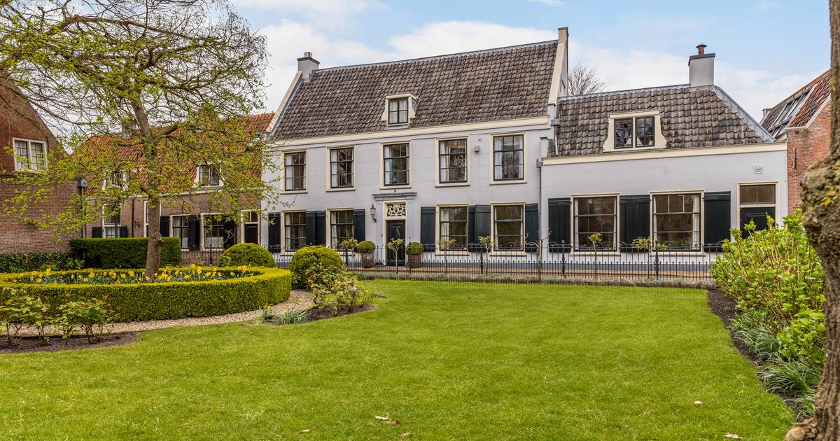 Dit honderden jaren oude rijksmonument aan de Vecht staat te koop: een herenhuis met een rijk verled