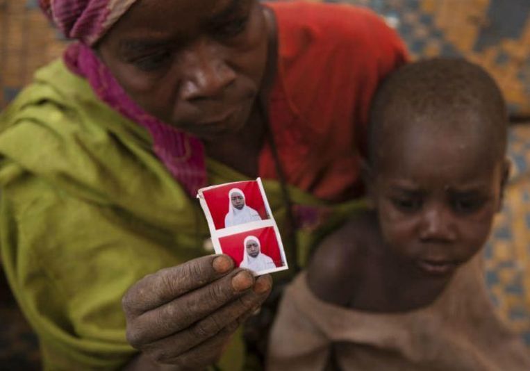 De zwangere Sulamein Ahmed, ook naar Kome gevlucht, toont een fotootje van haar vijftienjarige dochter, die net als zij door de Soedanese milities is verkracht. Beeld Adriane Ohanesian